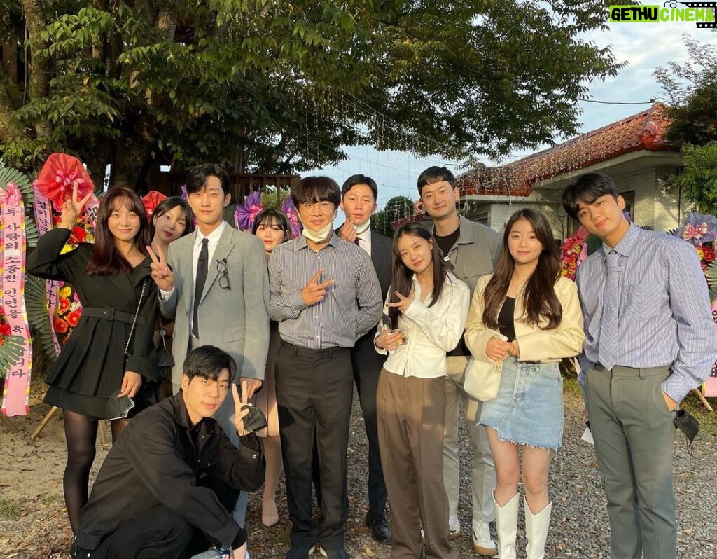 Jung Jin-young Instagram - 현종이 결혼을 축하해주려고 다시 모인 경찰 수업 팀! 현종이 결혼 축하해!! (아 그리고 마스크는 사진 찍고 바로 썼습니다^^)