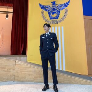 Jung Jin-young Instagram - 포스터 색과 같은 노란색!
#경찰수업 #진영