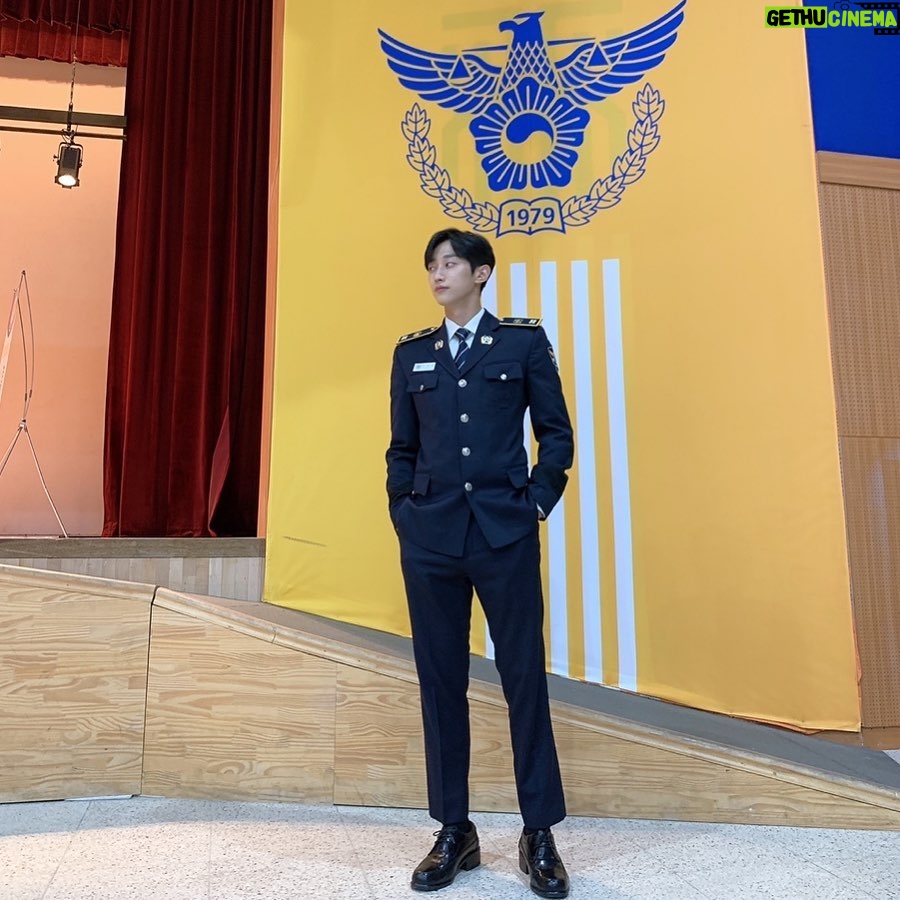 Jung Jin-young - 287.7K Likes - 포스터 색과 같은 노란색!
#경찰수업 #진영