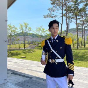 Jung Jin-young Instagram - 날씨가 너무 뜨겁네요..
모두 더위 조심하시고 행복한 하루 보내세요^^!
#진영 #경찰수업