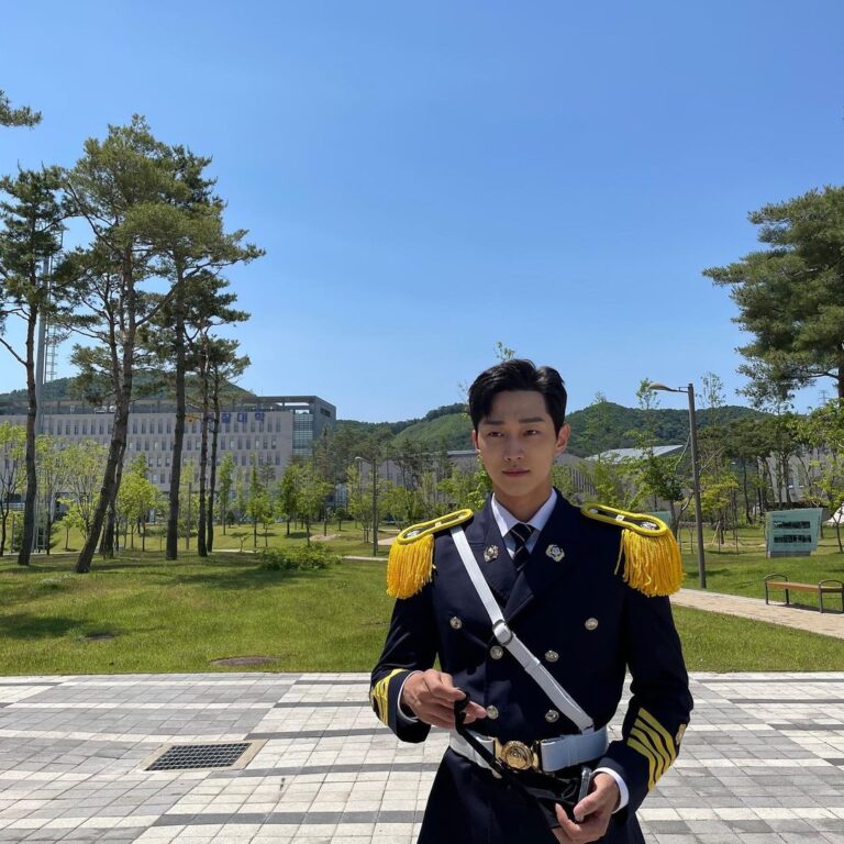 Jung Jin-young Instagram - 날씨가 너무 뜨겁네요.. 모두 더위 조심하시고 행복한 하루 보내세요^^! #진영 #경찰수업