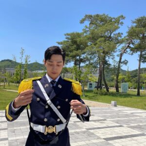 Jung Jin-young Instagram - 날씨가 너무 뜨겁네요..
모두 더위 조심하시고 행복한 하루 보내세요^^!
#진영 #경찰수업