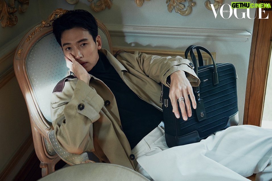 Jung Kyung-ho Instagram - ❤️🫰🏻😍🤗🙏 @rimowa @Voguekorea @ahnjooyoung_ @editork79