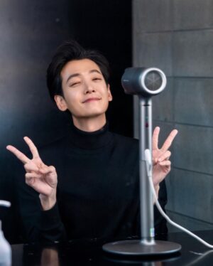 Jung Kyung-ho Instagram - 오~~~ 이거 편하네🤔☺️🙏🤗
#신일 #신일전자 #BLDC모터 #드라이어 #스탠딩드라이어 #drier.  #일캔들⭐️