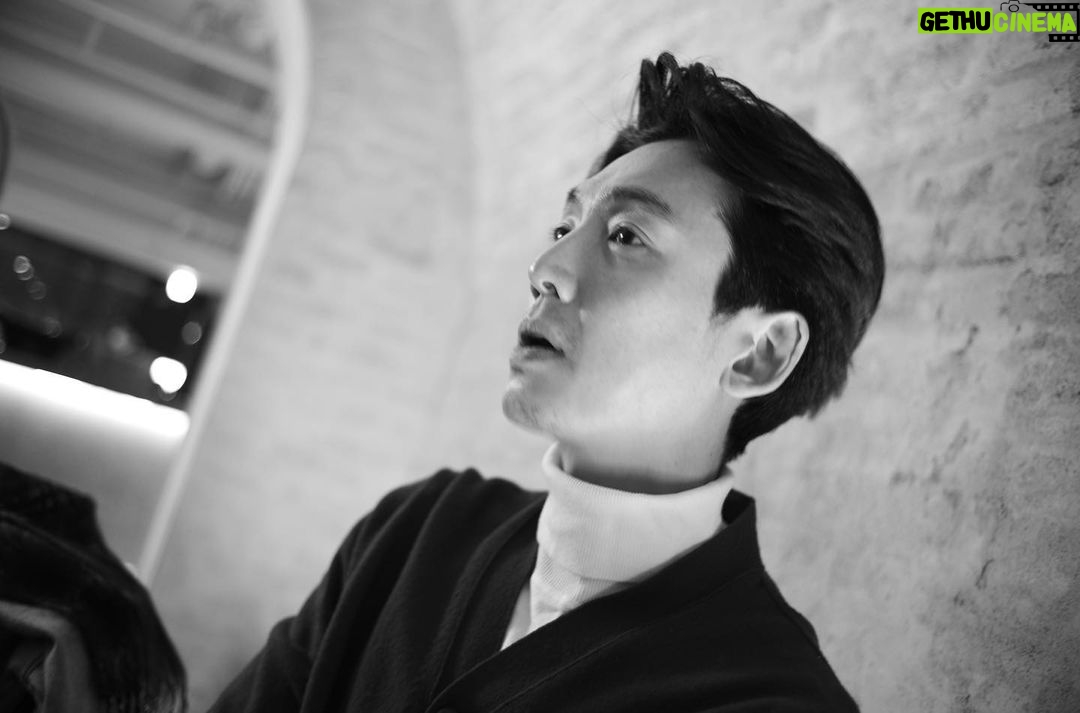 Jung Kyung-ho Instagram - Merry christmas🥂🎄