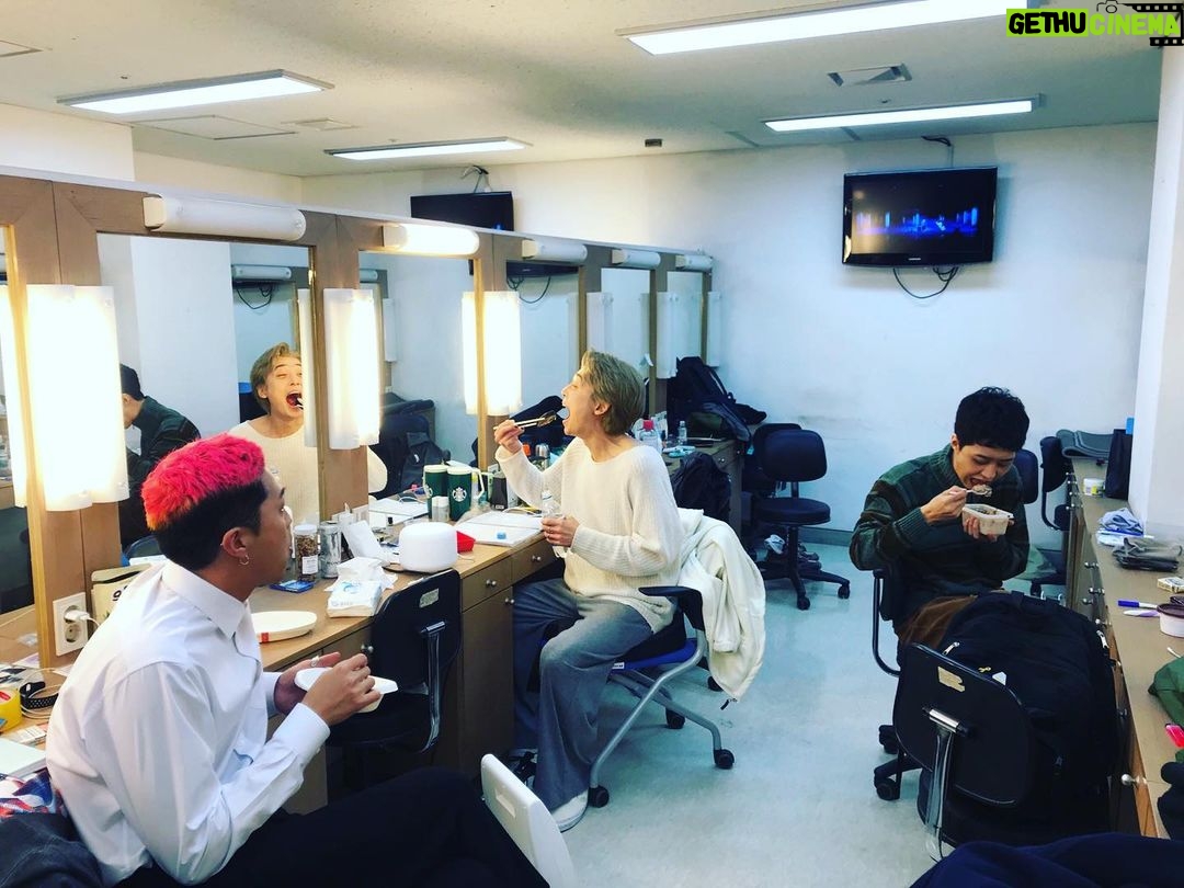 Jung Kyung-ho Instagram - Millennium approaches ๐ฉ๐ปโ๐ฆณ 3๋ง์ ๋ํ ์์ธ ๋จน์โฆ.๋ฃจ์ด์ค ๋ฒจ๋ฆฌ์ฆ ๐๐ฑ๐ฏ๐ฎ๐ฅ๐ #์์ ค์ค์ธ์๋ฉ๋ฆฌ์นด #angelsinamerica #priorwalter #๊ตญ๋ฆฝ๊ทน๋จ