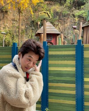 Jung Kyung-ho Instagram - 세월떨어지듯 눈꼽이 떨어지네 
눈꼽 떨어지는 사이 세월이 흘럿나 ㅎㅎ😲🙏👍🏻