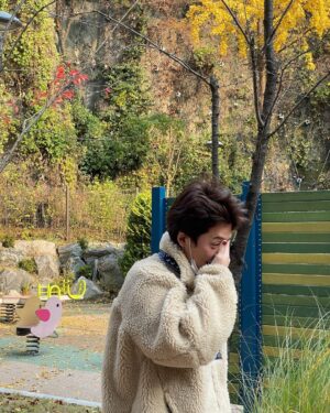 Jung Kyung-ho Instagram - 세월떨어지듯 눈꼽이 떨어지네 
눈꼽 떨어지는 사이 세월이 흘럿나 ㅎㅎ😲🙏👍🏻