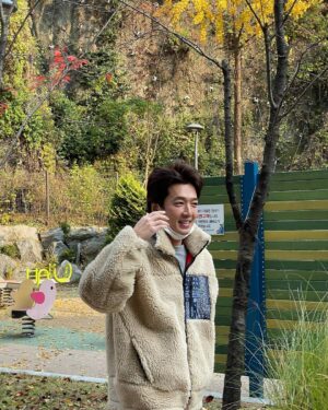 Jung Kyung-ho Instagram - 세월떨어지듯 눈꼽이 떨어지네 
눈꼽 떨어지는 사이 세월이 흘럿나 ㅎㅎ😲🙏👍🏻
