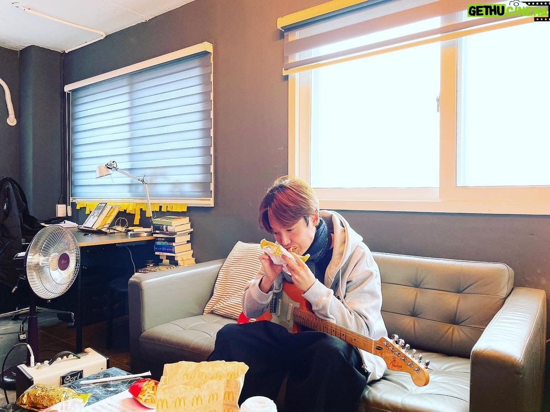 Jung Kyung-ho Instagram - 고독의 시간🎸with 엠씨도날드🍔