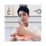 Jung Kyung-ho Instagram - 안녕하세요 정경호 입니다 제동생 찬열이의 마음을 전달받아 #덕분에챌린지 에 동참하게 되었습니다 의료진 여러분 #존경합니다 의료진 여러분 #감사합니다 의료진 여러분 #덕분에 저희의 어제와 오늘이 안전했고 조금 나은 내일이 오길 기대합니다 우리 모두 코로나19가 종식 되는 그날까지 행복했던 일상을 되찾는 그날까지 조금만 더 힘내서 이겨냅시다 저희의 응원이 불철주야 고생하시는 의료진분들께 닿아 조금이나마 위로와 힘, 그리고 자부심이 되었으면 합니다 코로나19 최전선에서 봉사하고 희생하시는 의료진 여러분들을 존경하고 노고에 감사드리며 제 응원을 이어받을 배우 김대명 @daemyeung.kim 배우 전미도 @mido_ring 따뜻한 마음을 이어가주시길 바랍니다! 감사합니다!