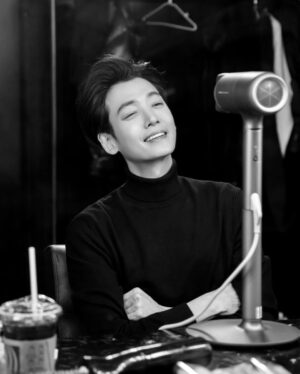 Jung Kyung-ho Instagram - 오~~~ 이거 편하네🤔☺️🙏🤗
#신일 #신일전자 #BLDC모터 #드라이어 #스탠딩드라이어 #drier.  #일캔들⭐️