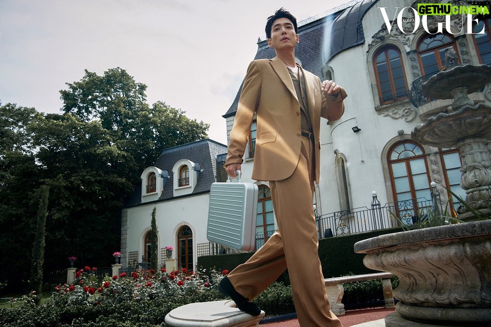 Jung Kyung-ho Instagram - ❤️🫰🏻😍🤗🙏 @rimowa @Voguekorea @ahnjooyoung_ @editork79