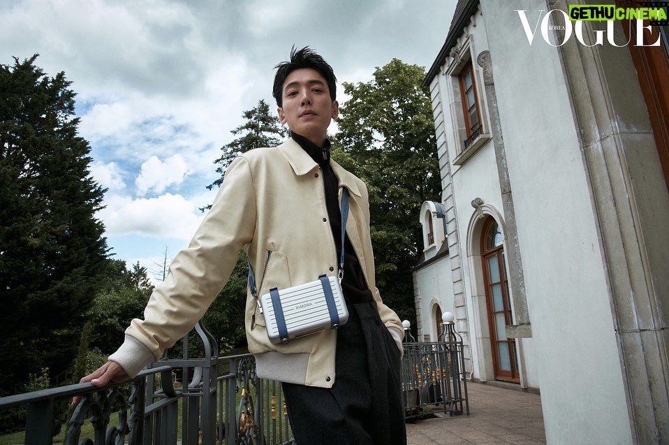 Jung Kyung-ho Instagram - ❤️🫰🏻😍🤗🙏 @rimowa @Voguekorea @ahnjooyoung_ @editork79