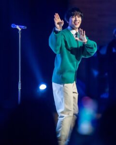 Jung Yong-hwa Instagram - 너무나 행복하고 즐거웠던 🤍 표정 하나하나 다~~ 보여서 너무 좋았어요🤚 그리고 몰래 혼잣말 하는 것도 다 들려서 재밌었어요🤣🤣 올해의 크리스마스를 함께 보내주셔서 감사해요🤍🎄 나만 즐거운거 이니지? 🤣🤣 본인 사진 찾아가셔요~~~😙😙 그리고 Merry Christmas🎄❤️