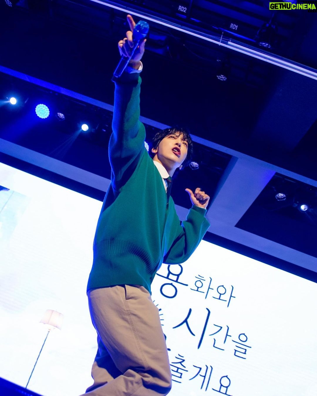 Jung Yong-hwa - 66.8K Likes - 너무나 행복하고 즐거웠던 <용화와 시간을 맞출게요> 🤍 표정 하나하나 다~~ 보여서 너무 좋았어요🤚 그리고 몰래 혼잣말 하는 것도 다 들려서 재밌었어요🤣🤣 올해의 크리스마스를 함께 보내주셔서 감사해요🤍🎄 나만 즐거운거 이니지? 🤣🤣 본인 사진 찾아가셔요~~~😙😙 그리고 Merry Christmas🎄❤️