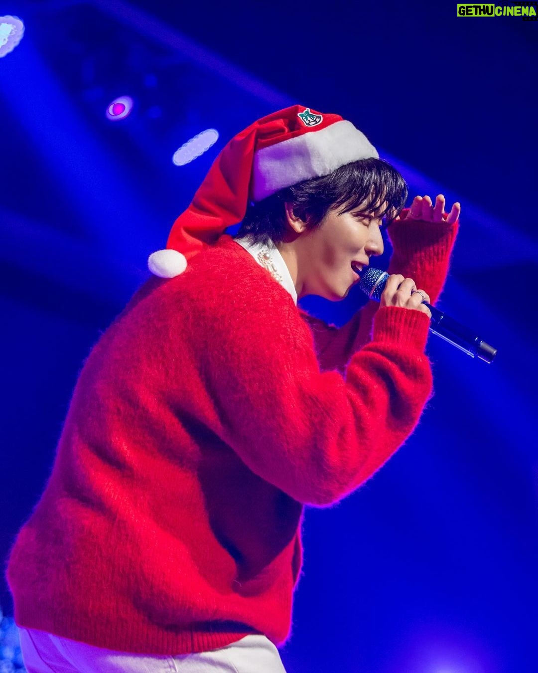 Jung Yong-hwa - 66.8K Likes - 너무나 행복하고 즐거웠던 <용화와 시간을 맞출게요> 🤍 표정 하나하나 다~~ 보여서 너무 좋았어요🤚 그리고 몰래 혼잣말 하는 것도 다 들려서 재밌었어요🤣🤣 올해의 크리스마스를 함께 보내주셔서 감사해요🤍🎄 나만 즐거운거 이니지? 🤣🤣 본인 사진 찾아가셔요~~~😙😙 그리고 Merry Christmas🎄❤️