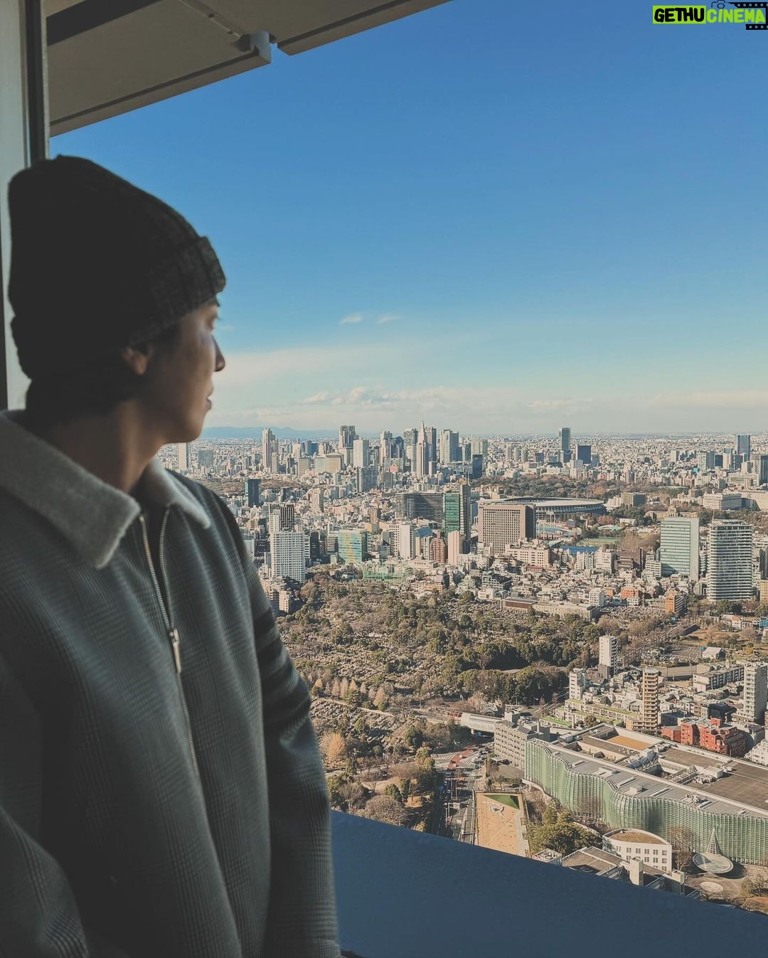 Jung Yong-hwa Instagram - 예술가는 다른 이들의 삶에 감동을 주고 그들의 삶에 살아 있다는 점에서 특별하다. 나는 죽어도 영원히 죽지 않을 것이다. 많은 사람들의 마음속에 살아 있을 테니까 . #키스해링 #keithharing Mori Art Museum, Rappongi Hills - Tokyo, Japan