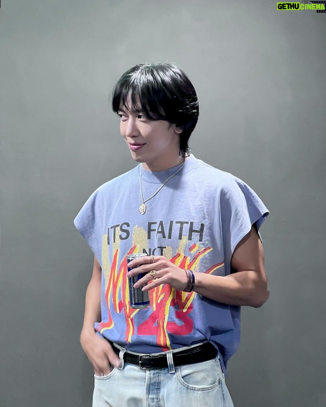 Jung Yong-hwa - 69.3K Likes - 3일간 your city 와 D-free까지 4번 공연!! 💪 해냈다!!!! 행복했어요... 공연은 공연으로 뒤풀이를 한다는 건 저에게도 도전이기도 했는데, 끝나고 나니 뭔가 후련한 기분도 드네요💜 your city 때 마지막에 인사를 하고 싶다고 마음 먹은것도 여러분들 한 분 한 분 눈에 담고 기억하기 위해서였는데 하기를 잘했다는 생각이 들어요. Your City, D-free의 모든 스텝분들 세션형들 댄서들 너무 고맙고 사랑합니다❤️ 그리고 우리 팬분들 다시 한번 감사해요. 우리 빨리 만나고 더 행복합시다! 사랑합니다!🙏🤝❤️