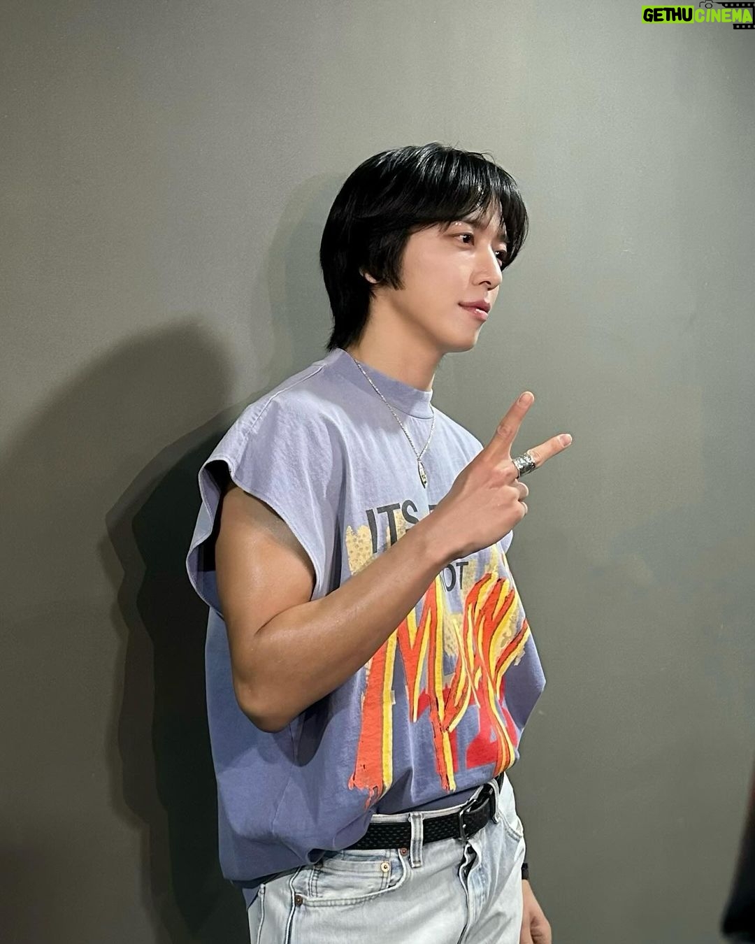 Jung Yong-hwa - 69.3K Likes - 3일간 your city 와 D-free까지 4번 공연!! 💪 해냈다!!!! 행복했어요... 공연은 공연으로 뒤풀이를 한다는 건 저에게도 도전이기도 했는데, 끝나고 나니 뭔가 후련한 기분도 드네요💜 your city 때 마지막에 인사를 하고 싶다고 마음 먹은것도 여러분들 한 분 한 분 눈에 담고 기억하기 위해서였는데 하기를 잘했다는 생각이 들어요. Your City, D-free의 모든 스텝분들 세션형들 댄서들 너무 고맙고 사랑합니다❤️ 그리고 우리 팬분들 다시 한번 감사해요. 우리 빨리 만나고 더 행복합시다! 사랑합니다!🙏🤝❤️