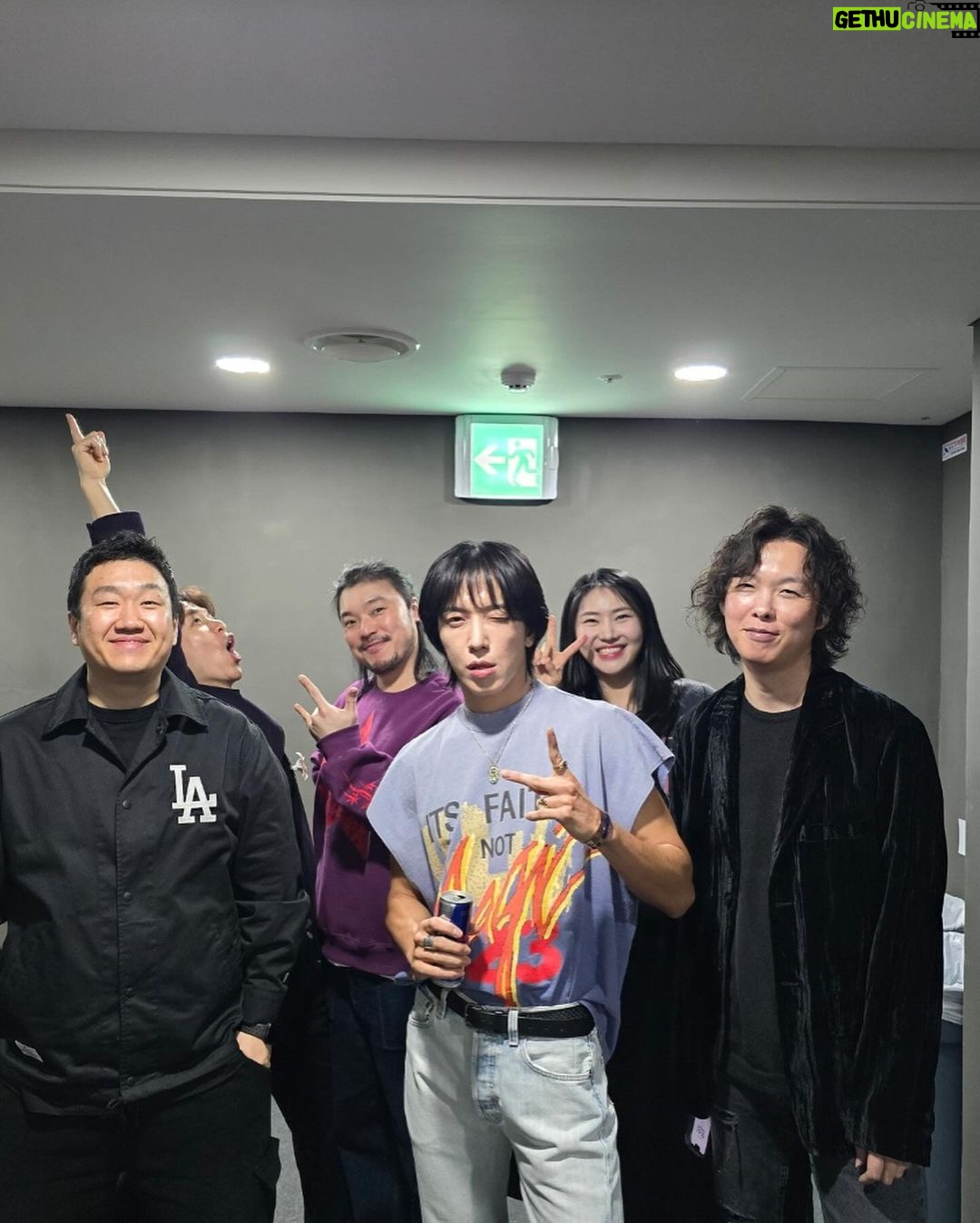Jung Yong-hwa - 69.3K Likes - 3일간 your city 와 D-free까지 4번 공연!! 💪 해냈다!!!! 행복했어요... 공연은 공연으로 뒤풀이를 한다는 건 저에게도 도전이기도 했는데, 끝나고 나니 뭔가 후련한 기분도 드네요💜 your city 때 마지막에 인사를 하고 싶다고 마음 먹은것도 여러분들 한 분 한 분 눈에 담고 기억하기 위해서였는데 하기를 잘했다는 생각이 들어요. Your City, D-free의 모든 스텝분들 세션형들 댄서들 너무 고맙고 사랑합니다❤️ 그리고 우리 팬분들 다시 한번 감사해요. 우리 빨리 만나고 더 행복합시다! 사랑합니다!🙏🤝❤️