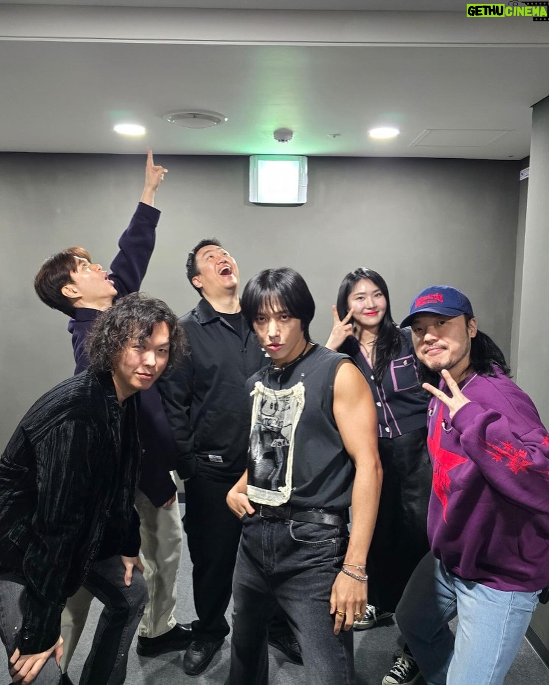 Jung Yong-hwa - 69.3K Likes - 3일간 your city 와 D-free까지 4번 공연!! 💪 해냈다!!!! 행복했어요... 공연은 공연으로 뒤풀이를 한다는 건 저에게도 도전이기도 했는데, 끝나고 나니 뭔가 후련한 기분도 드네요💜 your city 때 마지막에 인사를 하고 싶다고 마음 먹은것도 여러분들 한 분 한 분 눈에 담고 기억하기 위해서였는데 하기를 잘했다는 생각이 들어요. Your City, D-free의 모든 스텝분들 세션형들 댄서들 너무 고맙고 사랑합니다❤️ 그리고 우리 팬분들 다시 한번 감사해요. 우리 빨리 만나고 더 행복합시다! 사랑합니다!🙏🤝❤️