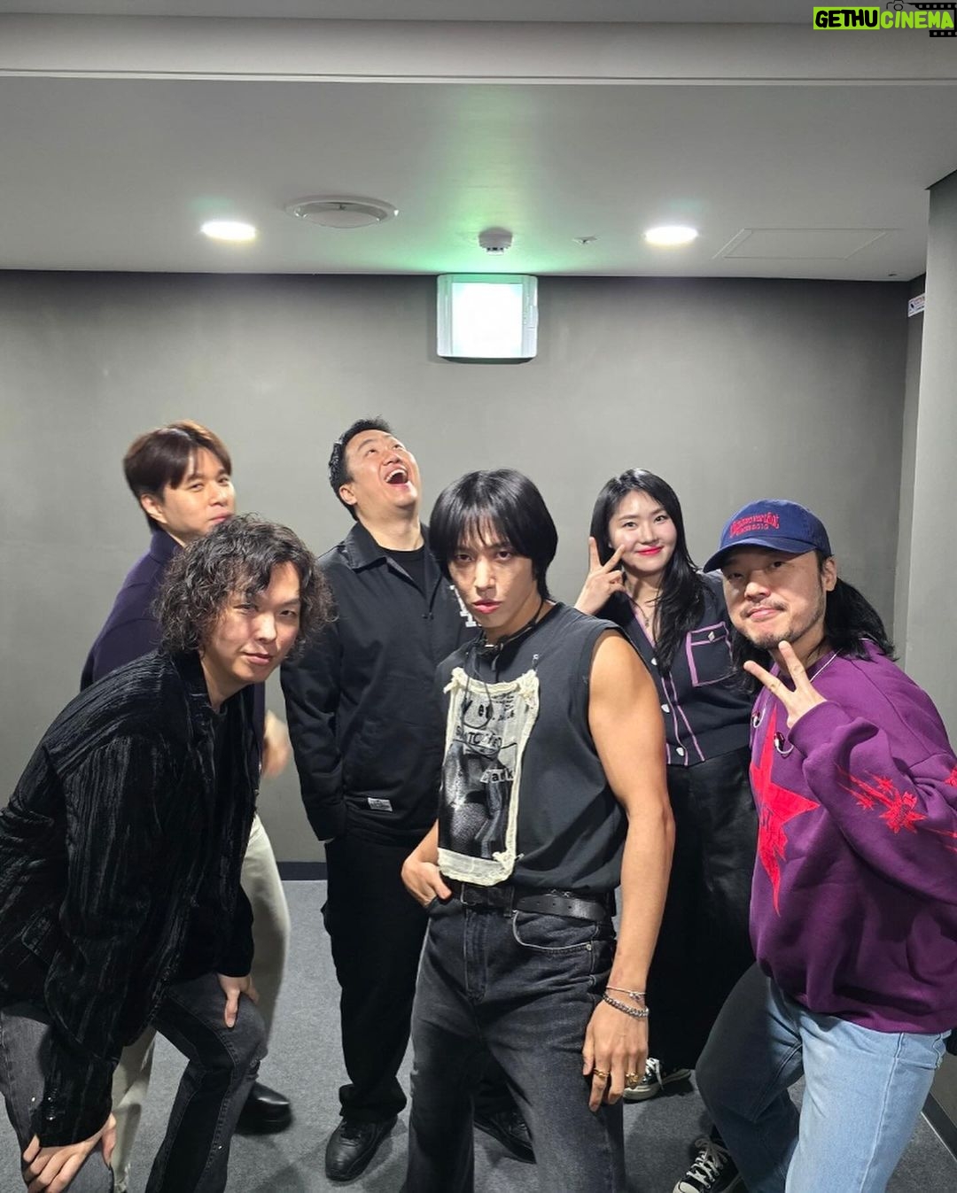 Jung Yong-hwa - 69.3K Likes - 3일간 your city 와 D-free까지 4번 공연!! 💪 해냈다!!!! 행복했어요... 공연은 공연으로 뒤풀이를 한다는 건 저에게도 도전이기도 했는데, 끝나고 나니 뭔가 후련한 기분도 드네요💜 your city 때 마지막에 인사를 하고 싶다고 마음 먹은것도 여러분들 한 분 한 분 눈에 담고 기억하기 위해서였는데 하기를 잘했다는 생각이 들어요. Your City, D-free의 모든 스텝분들 세션형들 댄서들 너무 고맙고 사랑합니다❤️ 그리고 우리 팬분들 다시 한번 감사해요. 우리 빨리 만나고 더 행복합시다! 사랑합니다!🙏🤝❤️