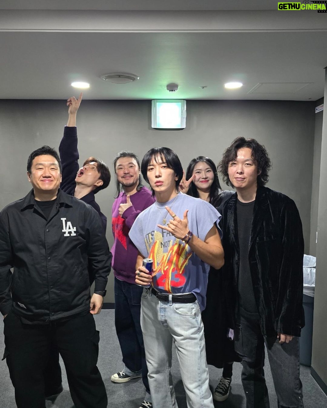 Jung Yong-hwa - 69.3K Likes - 3일간 your city 와 D-free까지 4번 공연!! 💪 해냈다!!!! 행복했어요... 공연은 공연으로 뒤풀이를 한다는 건 저에게도 도전이기도 했는데, 끝나고 나니 뭔가 후련한 기분도 드네요💜 your city 때 마지막에 인사를 하고 싶다고 마음 먹은것도 여러분들 한 분 한 분 눈에 담고 기억하기 위해서였는데 하기를 잘했다는 생각이 들어요. Your City, D-free의 모든 스텝분들 세션형들 댄서들 너무 고맙고 사랑합니다❤️ 그리고 우리 팬분들 다시 한번 감사해요. 우리 빨리 만나고 더 행복합시다! 사랑합니다!🙏🤝❤️