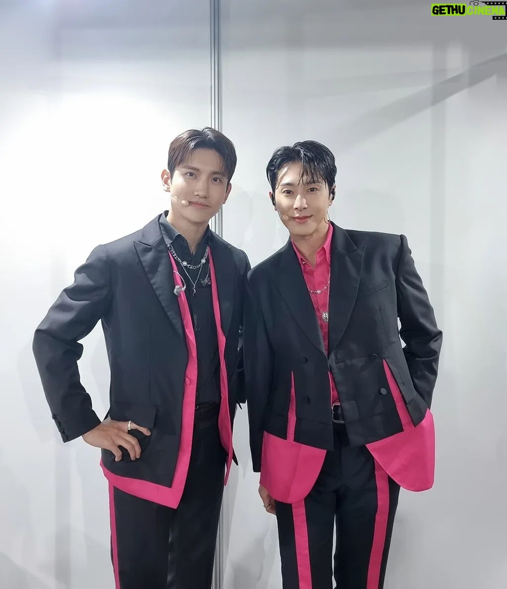 Jung Yun-ho Instagram - . 오랜만에 동방출격^^ 20230101 SMTOWN LIVE SMCU PALACE 즐거웠어요😆👍 . 올해는 우리 더 많이 만나요🙏🎈 HappyNewYear!