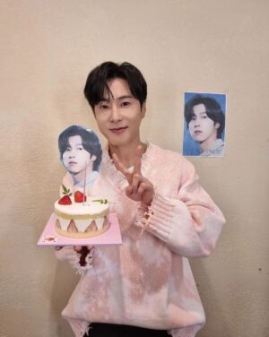 Jung Yun-ho Instagram - .
오늘 생일파티에 와줘서 고마워요~
Thank U❤️👍