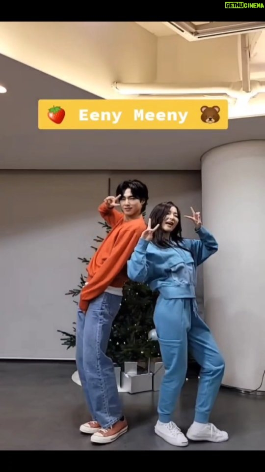 Jung Yun-ho Instagram - #EenyMeenychallenge with #์ฌ๊ธฐ ๐ #์ด๋๋ฏธ๋์ฑ๋ฆฐ์ง "์ฌ๊ธฐ์ผ ์์ผ ์ถํํ๋์์๐ฅ" #์ ๋
ธ์คํธ #U_KNOW @yunho2154 #๋๋ฐฉ์ ๊ธฐ #TVXQ! #ๆฑๆน็ฅ่ตท @tvxq.official #SEULGI @hi_sseulgi #RedVelvet #๋ ๋๋ฒจ๋ฒณ @redvelvet.smtown #NOIR #EenyMeeny
