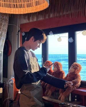 Jungwoo Instagram - handshake🤝