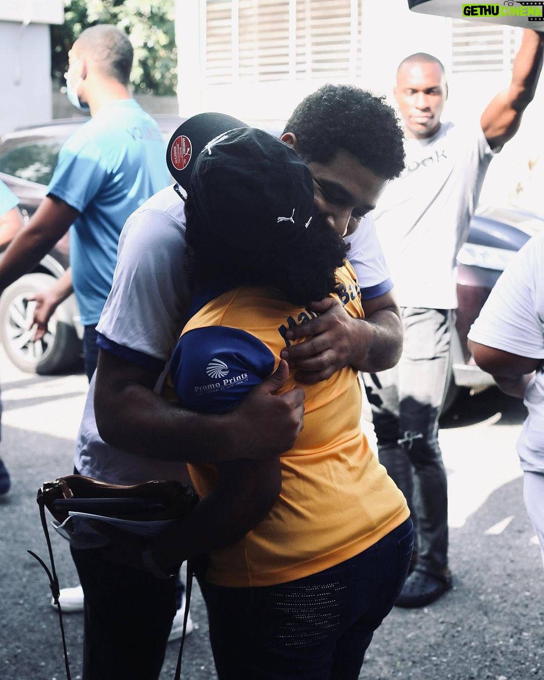 Jussie Smollett Instagram - Blessed to be back with my #RuJohnFoundation family. Brought my youngins @jocquismollett & @artbyalyx to #KingstonJamaica where they were able to join the other beautiful volunteers to feed hundreds of our houseless sisters and brothers. We then joined the brilliant doctors for a medical clinic for high schoolers, a backpack drive with supplies and sneaker giveaways. Thank you Mr. & Mrs. Bachelor for all you consistently do. This is our first trip back to Jamaica since Covid. I’m humbled and honored that my company, SuperMassive, has come in as a full sponsor and I have been able to underwrite these events. I don’t take lightly how blessed we are. Just glad to get back to doing what we do. One love. 🇯🇲 Kingston, Jamaica