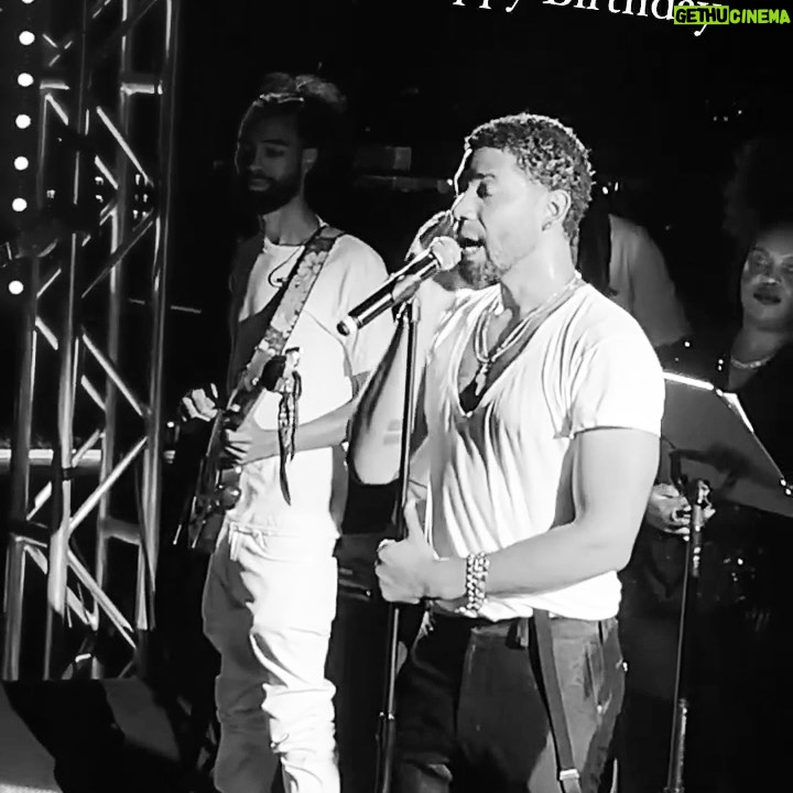 Jussie Smollett Instagram - Had to repost just cuz of my baby brothers caption 🥹😩🤎🤎 #Repost @jocquismollett ・・・ Family, a noun. Sometimes feels like it should be a verb because it’s all about action. To family… The action to love unconditionally. Oftentimes family goes through tough moments. We could argue, make each other very angry, but that unconditional love is what drives us forward and keeps us accountable. Something I credit and am deeply grateful to my parents for. They gifted me with 5 siblings all of whom I continue to learn from everyday. 5 different relationship dynamics. 5 different advisors!! And though it may be difficult to organize stuff with a big family (especially when @jazzsmollett decides to go run errands at Bloomingdales the same time we’re supposed to be all having lunch 😂😂😂) I recognize the privilege we have in such a large family. 6 income earners, creatives, and councilmen: A TEAM. We are a team and we’re just getting started. I’m so excited to see this next decade with y’all. Happy 40th Juss #JussieTurns40 New York City, N.Y.