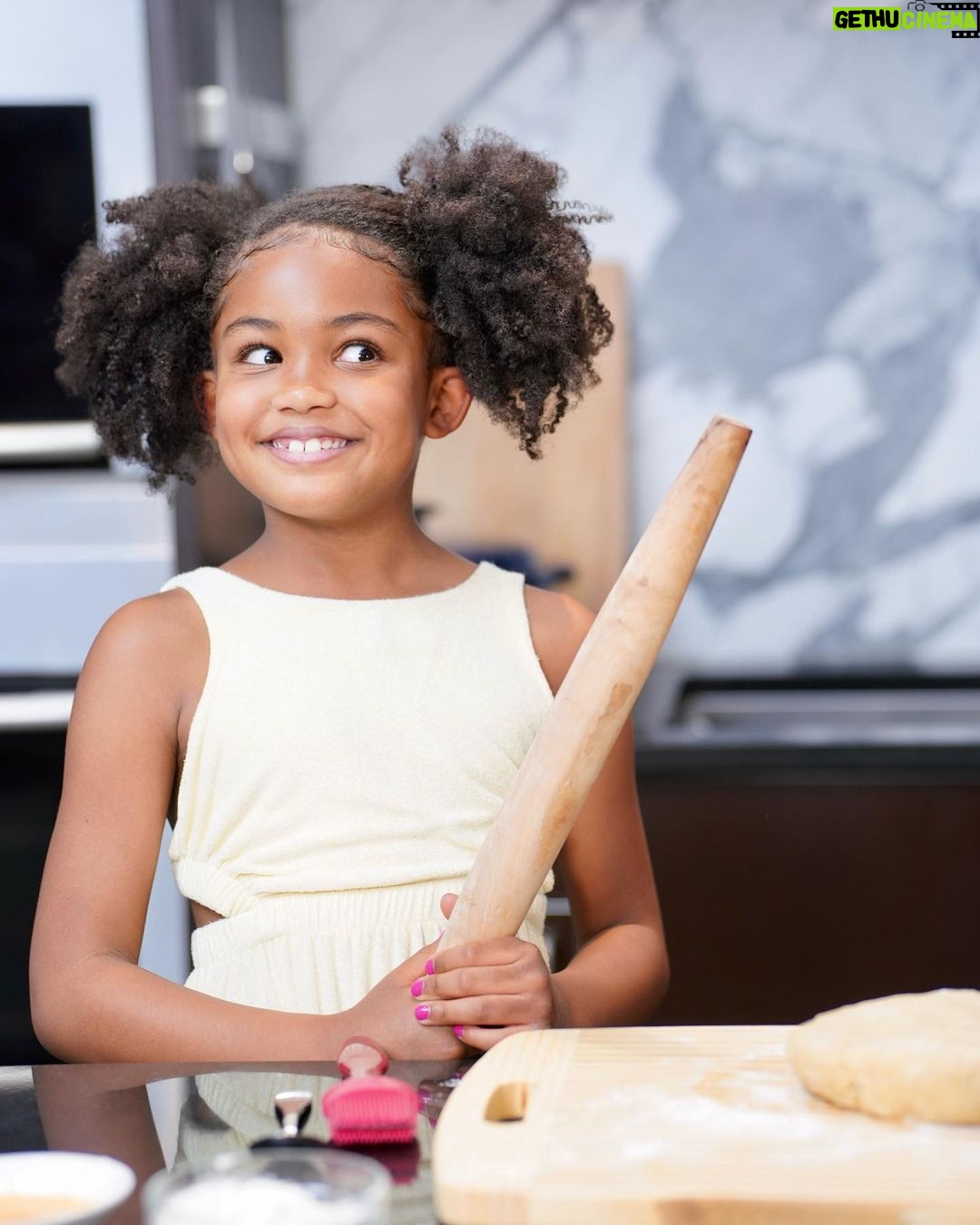Jussie Smollett Instagram - My baby Niece/best friend, Nylah, makes her debut on my favorite show @livingbydesigntvshow tonight on @mycleotv 😩. Y’all check it out. Forever proud of @jazzsmollett & @jakesmollett 🤎🤎🤎 #Repost @jazzsmollett ・・・ Look who’s cooking this week! This week on #livingbydesign my cutie pie joins me in the kitchen to make these cherry pie dumplings! Give it up for @kirastuger she slayed this baby hair on this baby! Don’t worry @jakesmollett and I are still hosting the show 😂 but truth is it’s Nylah’s world we’re just living in it lol. We are cooking for @designs_byiolavi after @jakesmollett and I give her space the makeover of her dreams! #livingbydesign in it. #girlmom #workingmom #dessert #cherry #pie