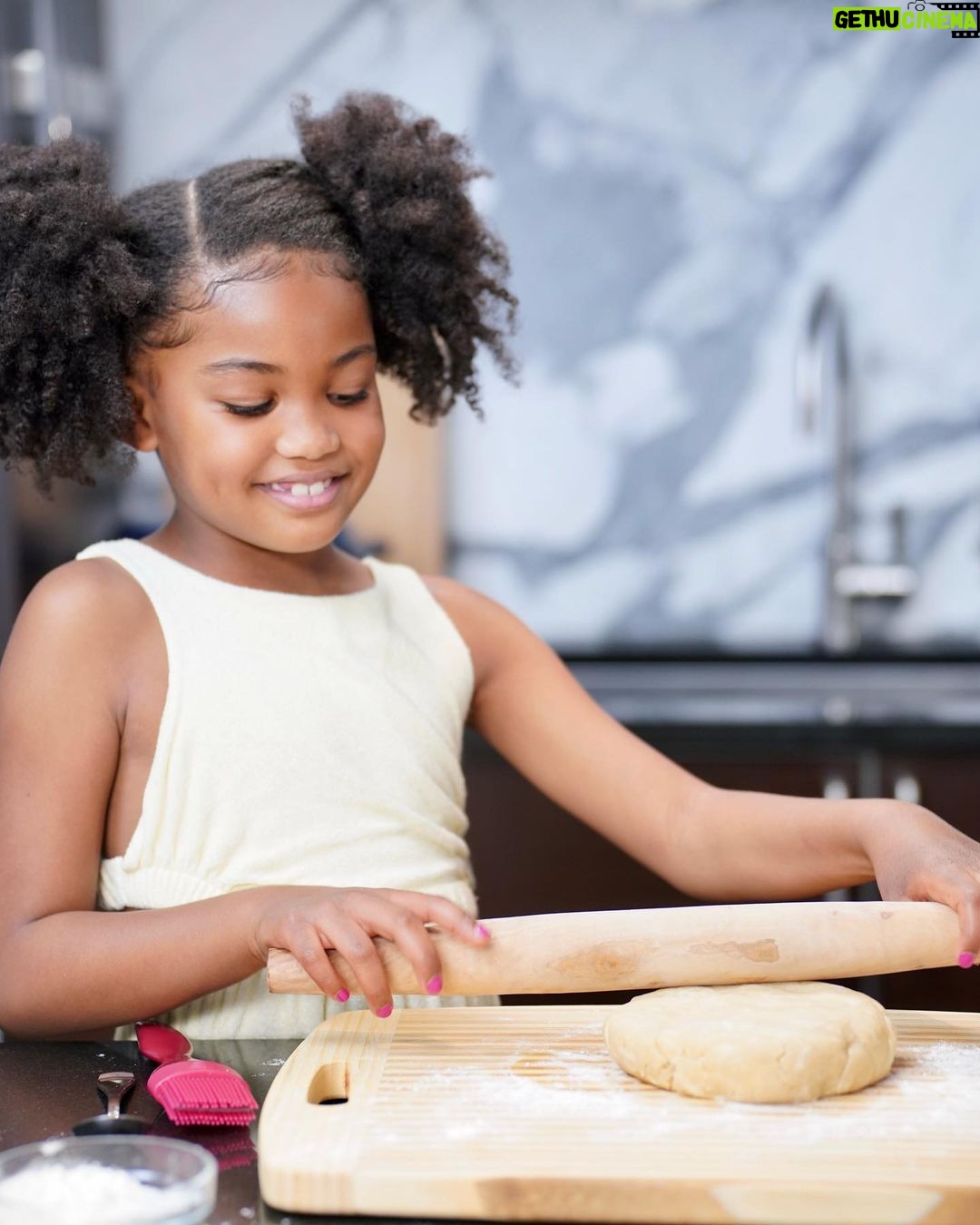 Jussie Smollett Instagram - My baby Niece/best friend, Nylah, makes her debut on my favorite show @livingbydesigntvshow tonight on @mycleotv 😩. Y’all check it out. Forever proud of @jazzsmollett & @jakesmollett 🤎🤎🤎 #Repost @jazzsmollett ・・・ Look who’s cooking this week! This week on #livingbydesign my cutie pie joins me in the kitchen to make these cherry pie dumplings! Give it up for @kirastuger she slayed this baby hair on this baby! Don’t worry @jakesmollett and I are still hosting the show 😂 but truth is it’s Nylah’s world we’re just living in it lol. We are cooking for @designs_byiolavi after @jakesmollett and I give her space the makeover of her dreams! #livingbydesign in it. #girlmom #workingmom #dessert #cherry #pie