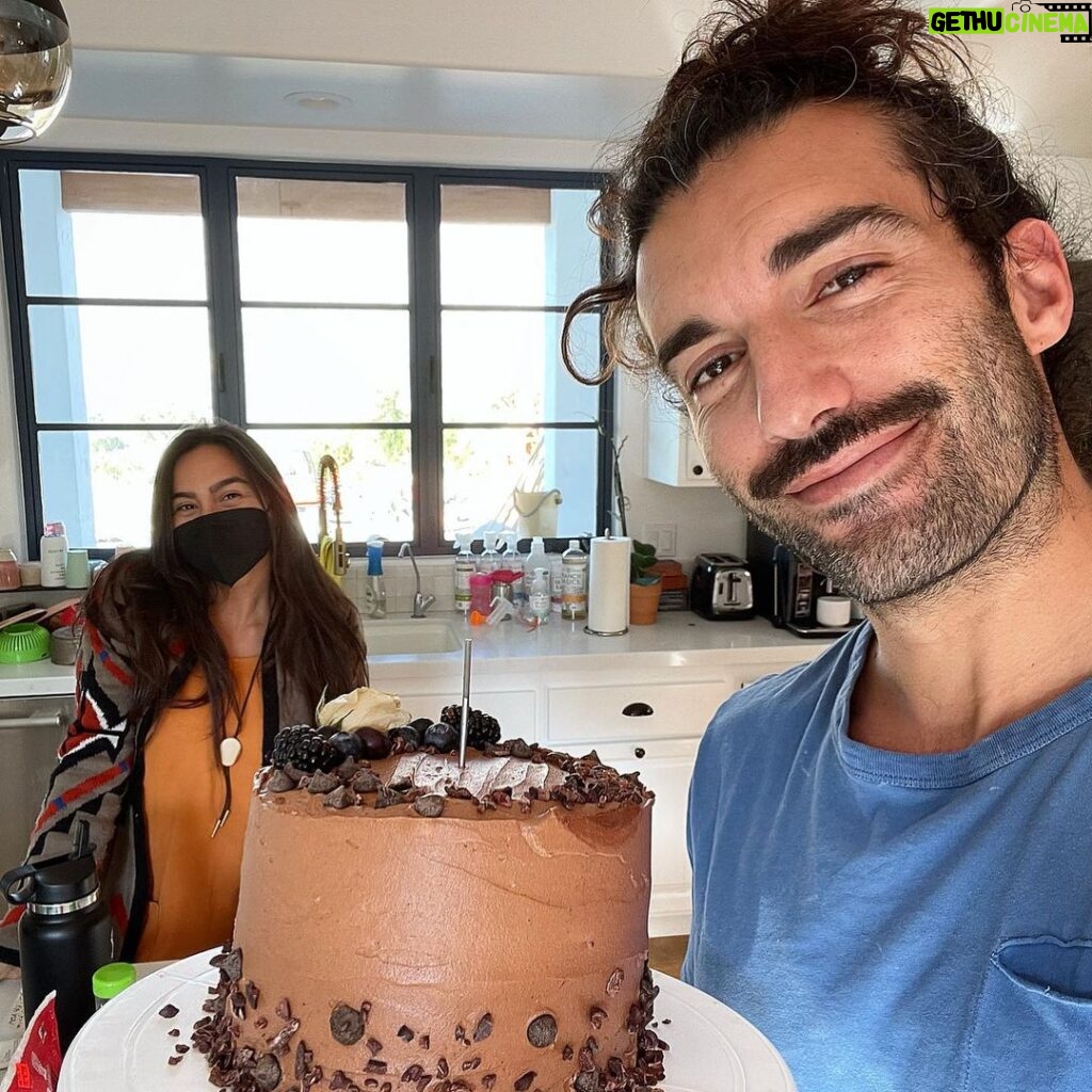 Justin Baldoni Instagram - My baby sister walked in with this homemade buttercream frosting chocolate cake a few days ago while I was deep in a moment of Covid self-pity and I burst into tears. Knowing my birthday is coming up and also how terrible sugar is for Covid, she baked me this “keto/ sugar free” version of the buttercream Costco cake I’ve had each year on my bday since I was a kid. So yeah….this is a legit, sugar free, carb free buttercream frosting chocolate cake that tastes as good as the real thing!! WTF. It’s amazing! I’ve been eating it alone at night for the last four nights. 😭🤷🏻‍♂️ If you like sweets you must know that @sarabaldoni is a MASTER BAKER and is starting her own high-end baking business. But she’s not just any kind of baker, she’s the“I have this allergy and can’t eat X baker.” Which serves pretty much the whole world now. And the best part is she makes everything with love. Not the big city/ I do yoga and and meditate and look how deep I am on social media kind of of love …but the real kind. The quiet kind. Where she sits and meditates on her food so it nourishes your body and your soul kind of love. Thr SELF-LESS kind. The kind of love our Nana used to put in to everything she made us. The kind of love I try to put into my films. We learned it from her. So if you need a cake or cookies or anything for a party or event… DM my sister immediately. You won’t find a better baker outside of heaven. (Sorry sis Nana Grace is still the GOAT) Where there is love…there is cake. #baking #ketobakery #glutenfreebakery #sugarfreedessert #balbaker