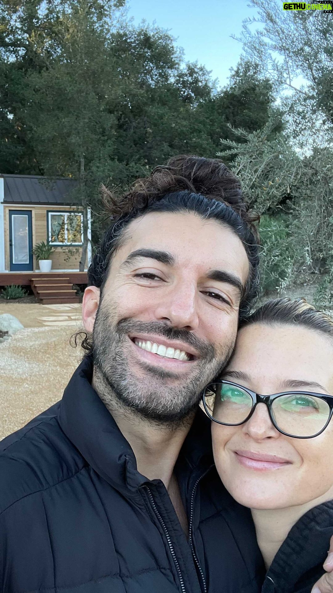 Justin Baldoni Instagram - The tiniest tour guides give a @moderntinyliving tiny guest house tour 😂🏠 I believe tiny homes are the future 🙌🏼 So many millennials dream of owning a home, but that dream can feel out of reach in today’s housing market. Imagine if we could solve the un-housed homeless epidemic with #tinyhomes. If only I could snap my fingers and make that happen… that would be real magic. A world filled with more tiny houses rather than tents is a world I would love to see. @moderntinyliving is the most popular tiny home builder in the country and they offer loans for anyone looking to add a guest house or build their first house. The prices are truly amazing for what you get. We cannot thank them enough for the beautiful craftsmanship they put into our little home. We are life long fans!❤️ P.S The Baldoni tiny is now open for reservations.