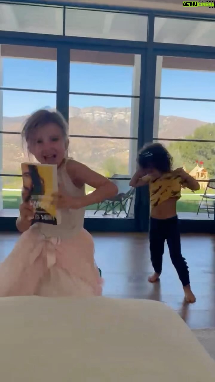 Justin Baldoni Instagram - Maiya was clearly very excited for daddy’s Spanish edition of #manenough. Never a dull moment in the Baldoni house 😂😂😂 #theygotitfromtheirmama #ithinkmaxwellwastwerking 🤦🏻♂️🤷🏻♂️