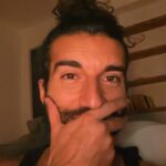 Justin Baldoni Instagram - Sorry to be a tease 😉🤷🏻‍♂️ Hey @colleenhoover…ready to make #itendswithus? @wayfarerstudios #moviemaking #ahhhhhhh