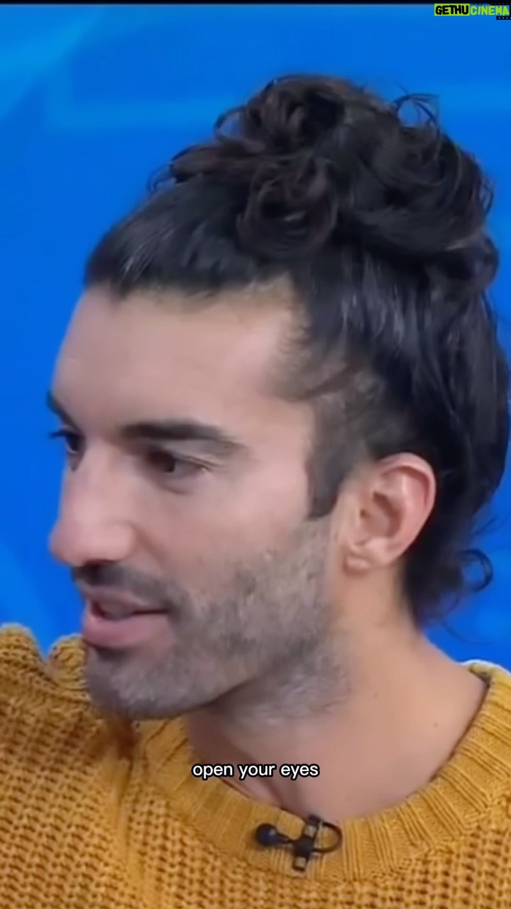 Justin Baldoni Instagram - If deep down we all don’t feel like we fit in, then who are we trying to fit in with? This exercise is one of the several “Gut Checks” I have in “Boys Will Be Human”. The idea is to help our boys get out of their heads and into their bodies so they can observe themselves from a loving, compassionate and honest perspective. Hopefully this book will help our boys navigate the complexities of being a pre teen and teenager and open them up to a new framework of masculinity! If you know a boy 11 to 100, consider gifting them a copy this Holliday season! Link in bit to get yours 📖 @todayshow