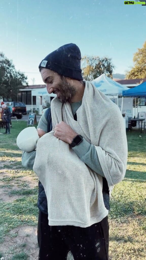 Justin Baldoni Instagram - Dads wear cocoons too! 😜 Just holding my new little niece and rockin #thecocoon from my wife’s amazing company @weareamma. FYI the ladies are having their biggest sale of the year right now and the Cocoon has never been this discounted. Tag a new mom or (or dad) in your life and scoop one up before it’s over! Link in bio! #proudhusband #formomsbymoms