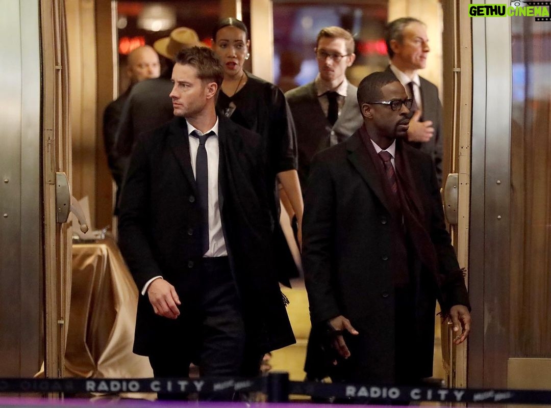 Justin Hartley Instagram - When Randall says, “let’s take this outside”.🥊 #ThisIsUs