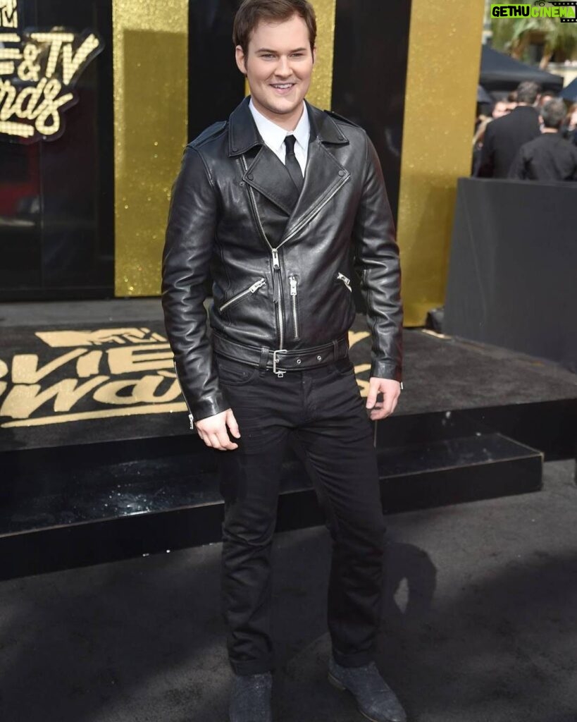 Justin Prentice Instagram - MTV Awards!! Thank you to the village that it took to make me look like I actually have fashion sense @kellybrownstyle And thanks for doing my face @christinaguerra Wearing @allsaints @armani @varvatos #mtv #mtvmovieandtvawards #13reasonswhy #netflix #realmenwearmakeup
