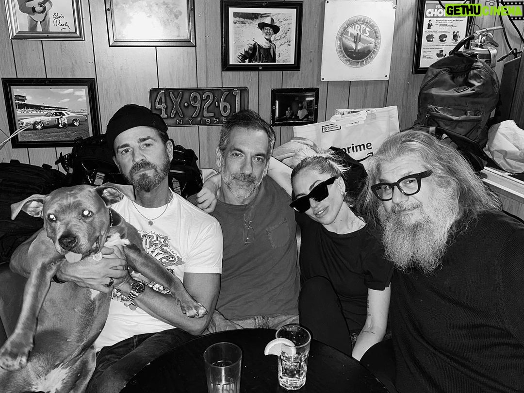 Justin Theroux Instagram - Midnight jokers 🤡 🔪 #ethanchase #thatsawrap🎬 #adoptdontshop