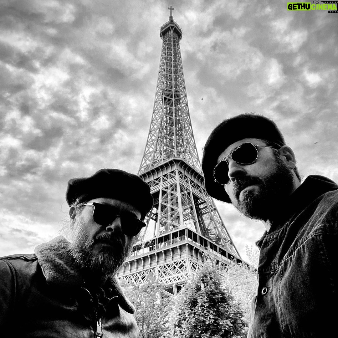 Justin Theroux Instagram - Au revoir Paris. 🇫🇷 🍷 🥖 #localsonly #bro’réts #parisinghard #blendedrightin