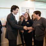 Justin Trudeau Instagram - Three weeks ago, our government and the Ontario government reached an agreement to strengthen public health care across the province. With this agreement, we’ll improve access to family doctors, cut down wait times, enhance mental health supports, and more. I spoke about that with some folks today – and I let them know we’re committed to supporting them and all health care workers across Canada. 🇨🇦 Il y a trois semaines, notre gouvernement et le gouvernement de l’Ontario ont conclu un accord en vue de renforcer les soins de santé publics dans la province. Cet accord nous permettra notamment d’améliorer l’accès aux médecins de famille, de réduire les temps d’attente et d’améliorer l’aide en santé mentale. J’en ai discuté avec quelques personnes aujourd’hui, et je leur ai dit que nous sommes déterminés à les soutenir, eux et tous les travailleurs de la santé du Canada. Sudbury, Ontario