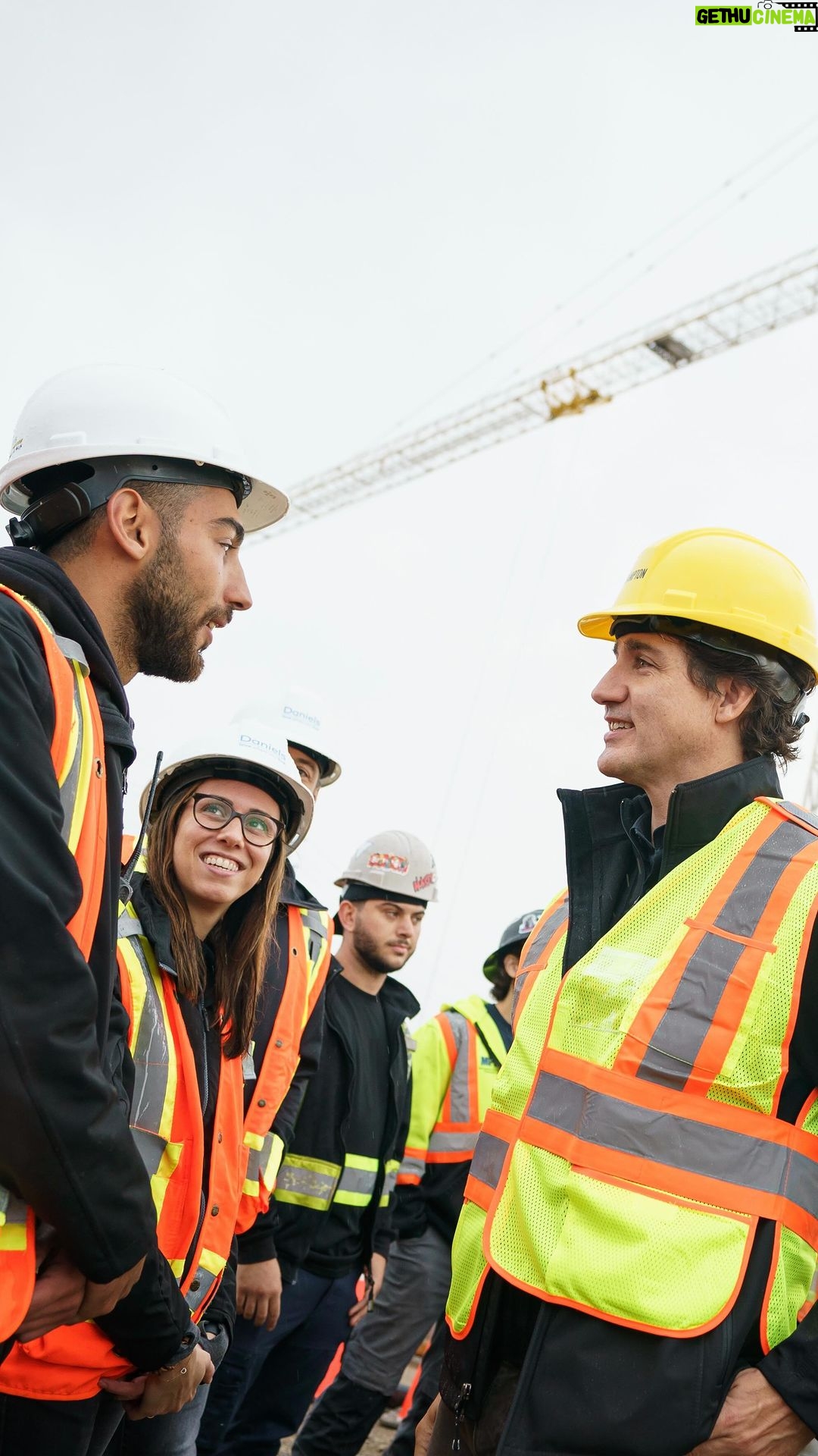 Justin Trudeau Instagram - In less than four months, we’ve unlocked the construction of more than 380,000 homes across Canada. But we’re not stopping there. We’re going to keep working with cities to deliver ambitious plans to get more homes built, faster. Take a look at where we’ve been — and stay tuned for more in the new year. 🇨🇦 En moins de quatre mois, nous avons fait débloquer la construction de plus de 380 000 logements d’un bout à l’autre du Canada. Mais nous ne nous arrêtons pas ici. Nous allons continuer de travailler avec les villes pour mettre en œuvre des plans ambitieux et ainsi construire plus de logements, plus rapidement. Regardez tout ce que nous avons accompli – et restez à l’affût de ce que nous vous réservons pour la nouvelle année.