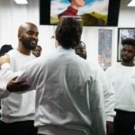 Justin Trudeau Instagram - It isn’t always easy for Black men to talk openly about mental health. But organizations like Generation Chosen and community hubs like Onyx Barbers are changing that. This afternoon, we sat down to speak about the change that’s happening. And because of the conversation we had, I’m confident we can end the stigma around mental health and build a better future – a future where everyone can speak up, reach out, and get the support they need. 🇨🇦 Ce n’est pas toujours facile pour les hommes noirs de parler ouvertement de santé mentale. Mais des organisations comme Generation Chosen et des carrefours communautaires comme Onyx Barbers changent la situation. Cet après-midi, nous avons eu une discussion sur le changement qui est en train de se produire. Et à la suite de la conversation que nous avons eue, je suis certain que nous pouvons éliminer la stigmatisation qui entoure la santé mentale et bâtir un avenir meilleur – un avenir où chacun pourra en parler, tendre la main et recevoir le soutien dont il a besoin. Toronto, Ontario