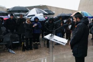 Justin Trudeau Instagram - Today, ahead of International Holocaust Remembrance Day, we gathered at the National Holocaust Memorial to pay tribute to the victims and survivors of this dark chapter. As we repeat the vow “never again,” I want to be clear: We’re committed to backing up these words with concrete action, and we’ll continue to condemn and combat antisemitism here at home and around the world.
🇨🇦
Aujourd’hui, à la veille de la Journée internationale dédiée à la mémoire des victimes de l’Holocauste, nous nous sommes réunis au Monument national de l’Holocauste pour honorer les victimes et les survivants de ce sombre chapitre. Au moment où nous promettons encore une fois « plus jamais », je le dis clairement : nous joindrons le geste à la parole de manière concrète et continuerons de condamner et de combattre l’antisémitisme au pays comme ailleurs dans le monde.